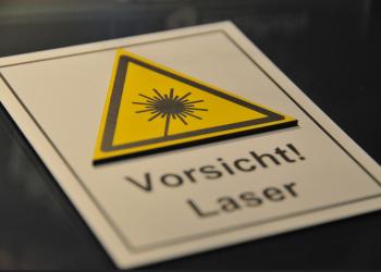 Schild lasergraviert und lasergeschnitten