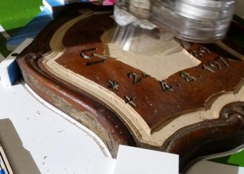 Aufarbeitung einer alten Holz-Grabtafel