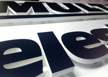 Gefräste und UV bedruckte Buchstaben