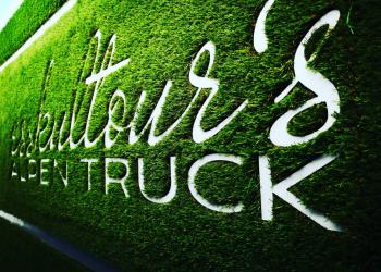 Gefräste 3D-Buchstaben in Kunstgras eingebettet