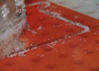 Acryl-Logoelement wird ausgefräst