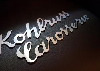 Gefräster Schriftzug aus Aluverbund mit gebürsteter Edelstahloptik