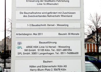 Bauschild aus zwei Segmenten