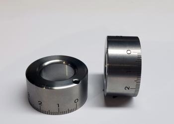 Edelstahl-Bauteil mit laserbeschrifteter Skala