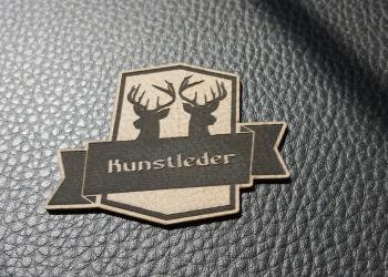 Lasergraviertes und lasergeschnittenes Kunstleder Badge