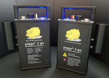 UV-Druck auf Maschinengehäuse, weiß unterlegt