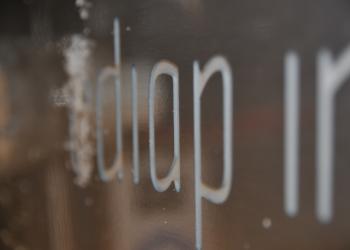 Buchstaben in die Tiefe gefräst