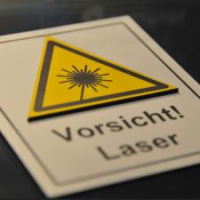 Schild lasergraviert und lasergeschnitten