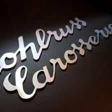 Gefräster Schriftzug aus Aluverbund mit gebürsteter Edelstahloptik